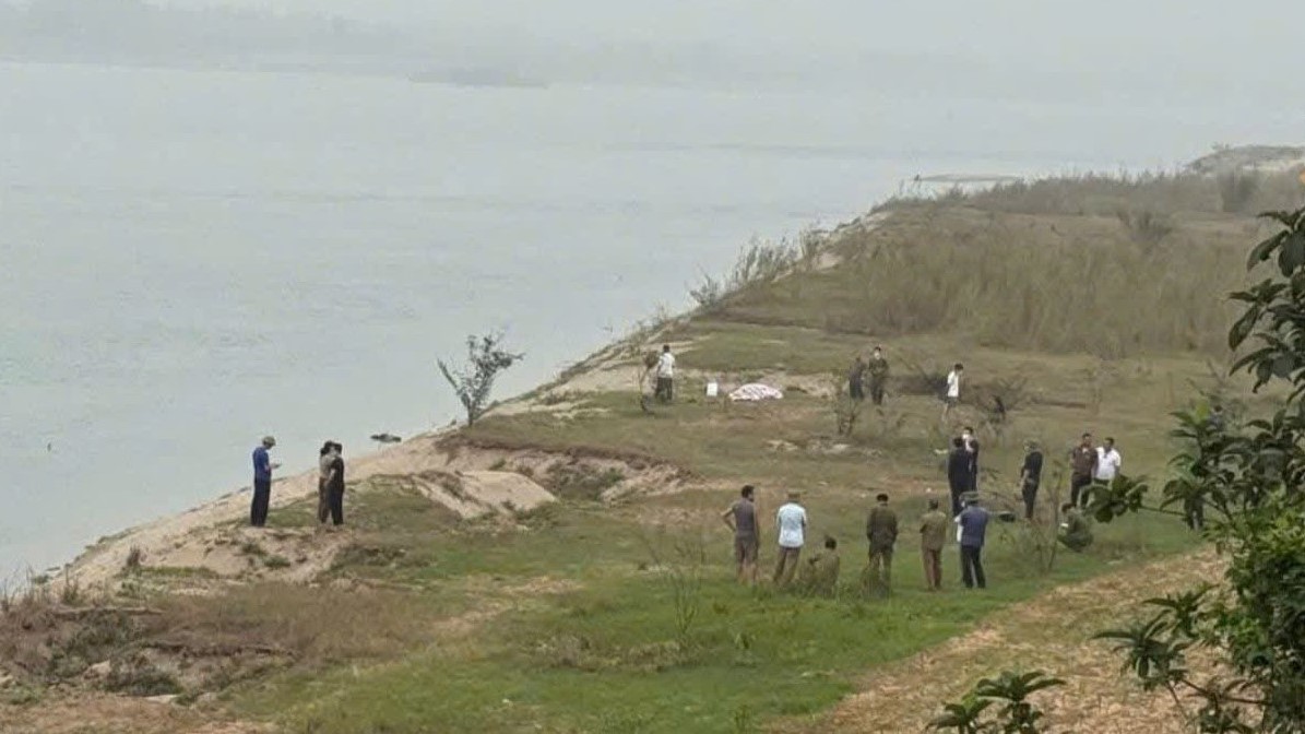 The body of an 8th grade male student in Hoa Binh who has been missing for many days has been found on the Da River, passing through Phu Tho province. Photo: Provided by the people.