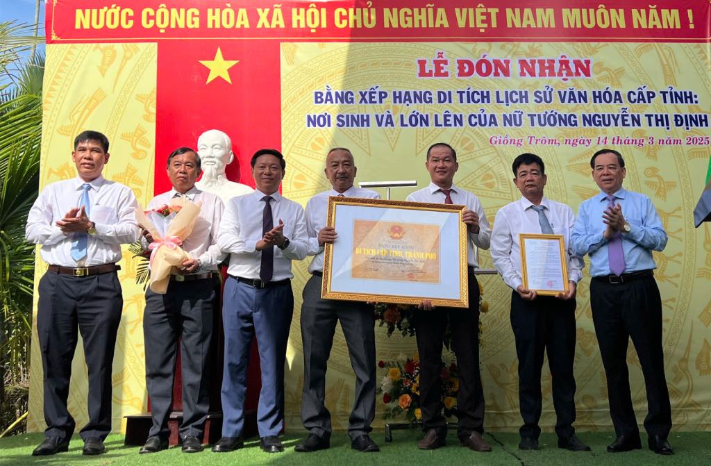 Lanh dao huyen Giong Trom don nhan Bang xep hang Di tich lich su van hoa cap tinh “Noi sinh va lon len cua nu tuong Nguyen Thi Dinh“. Anh: Thanh Nhan