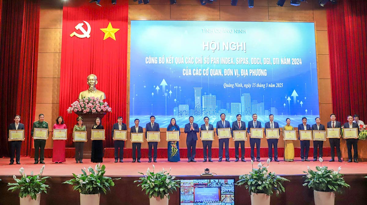 The People's Committee of Quang Ninh province commended collectives and individuals with outstanding achievements in improving PAR INDEX, SIPAS, DDCI, DGI, DTI indices. Photo: Doan Hung