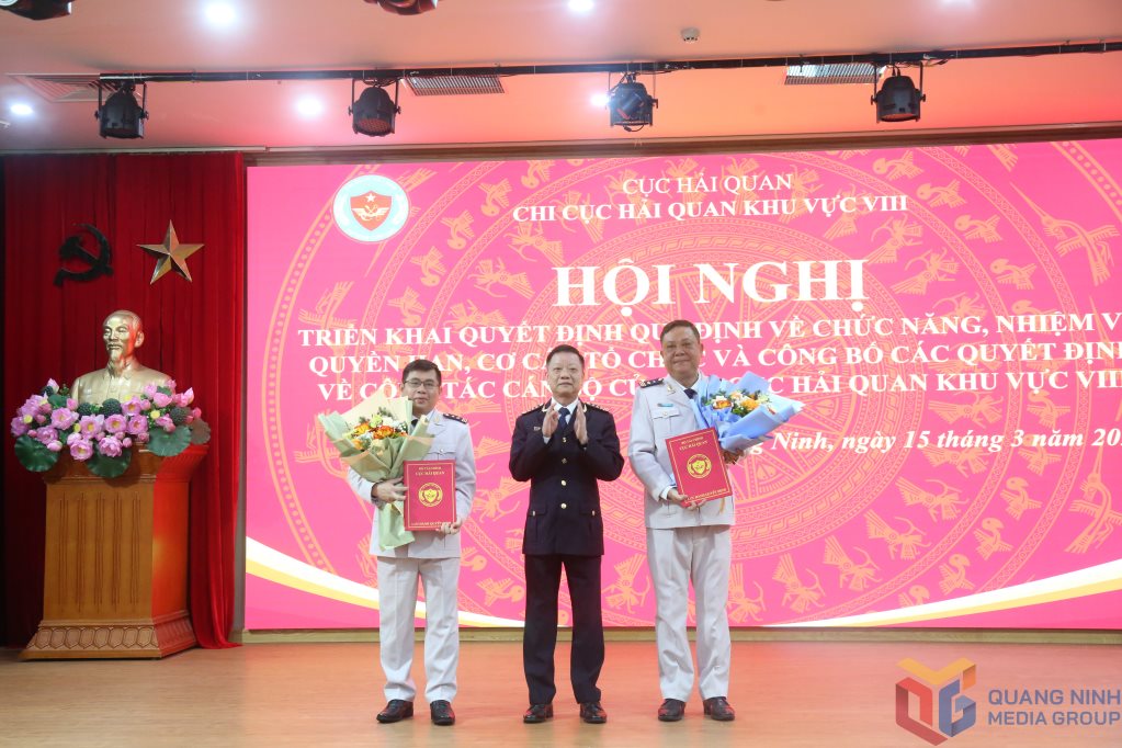 Mr. Nguyen Van Nghien - Head of the Customs Branch of Region VIII - presented the Decision of the Customs Branch to Mr. Pham Quoc Hung and Mr. Bui Ngoc Loi to hold the position of Deputy Head of the Customs Branch of Region VIII. Photo: Quang Ninh Media Center