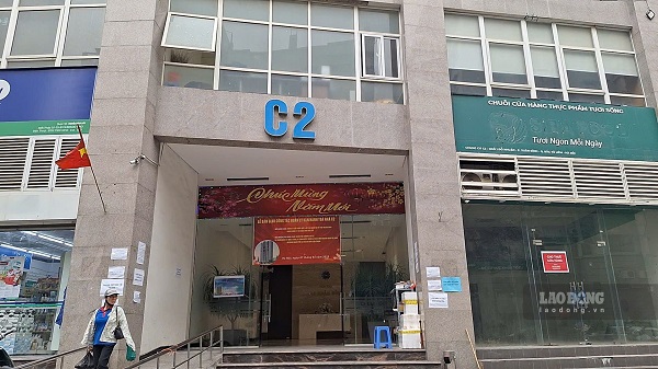The investor of Xuan Dinh C2 apartment building blocked the escape route, causing frustration for residents. Photo: Phu Temple