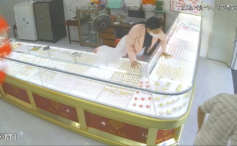 The owner climbed through the closet and rushed out to prevent the gold shop robber from running away. Photo cut clip