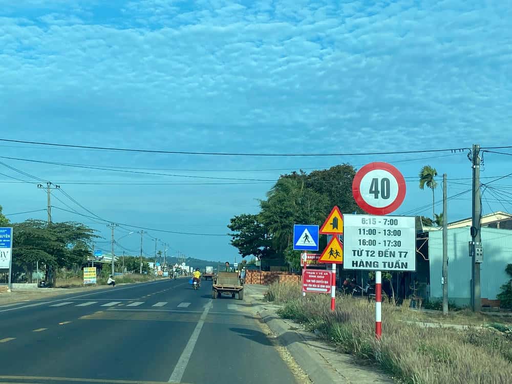 The signs are dense and have a mess of information, causing the driver to lose focus. Photo: Thanh Tuan