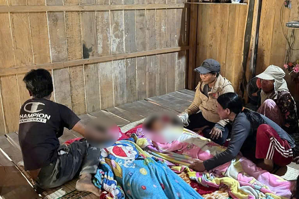 The bodies of 4 students in Phu Yen who died from drowning were taken home by their families for burial. Photo: Minh Hang