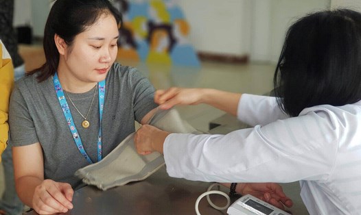 Công nhân Công ty TNHH Hulane Electronic Việt Nam tham gia hiến máu. Ảnh: Mai Hương