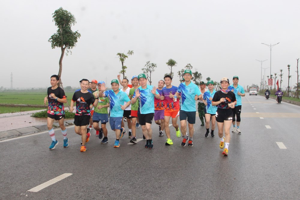 Lanh dao thanh pho cung nhan dan tham gia ngay chay. Anh: Cong TTDT Hai Phong