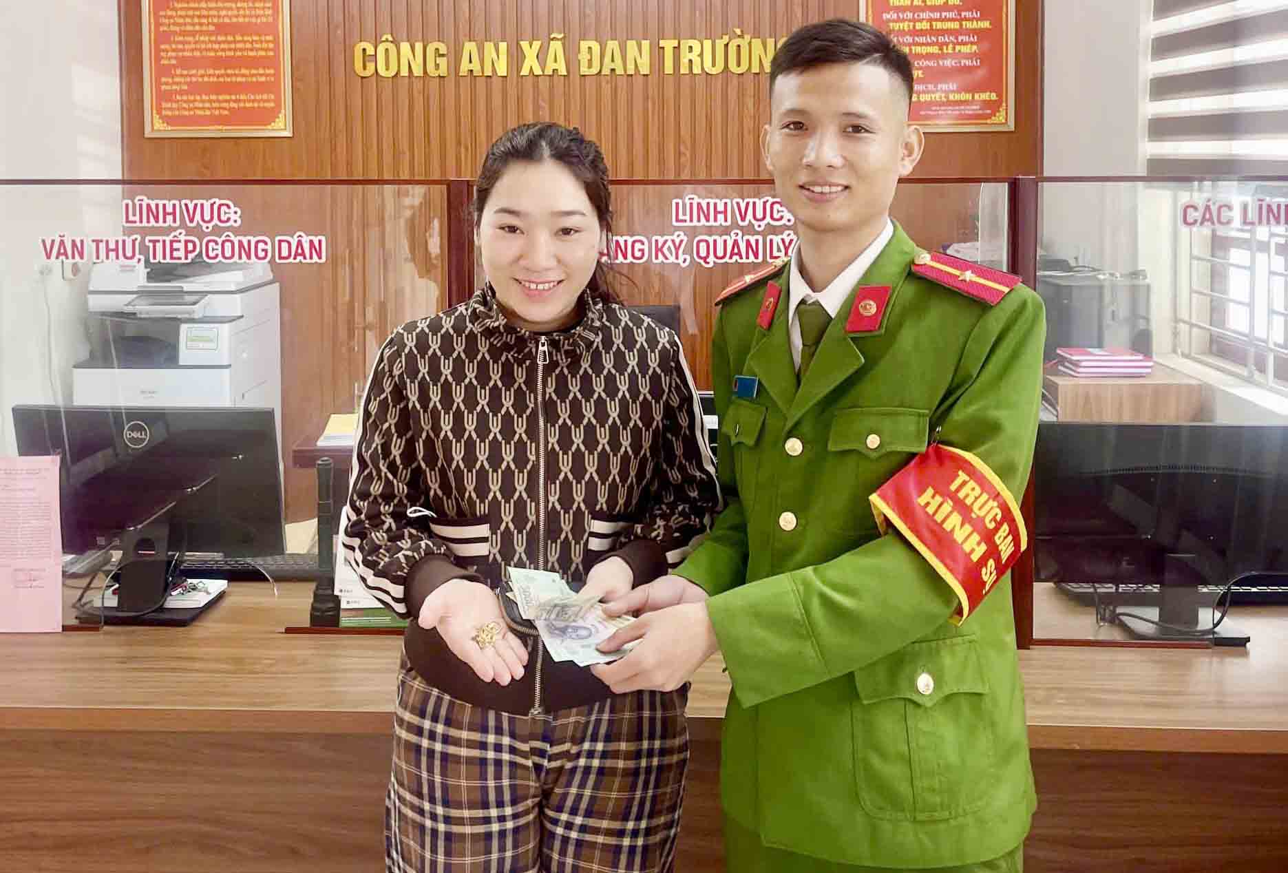 Dan Truong Commune Police returned the property to the person who dropped it. Photo: Ha Tinh Police.