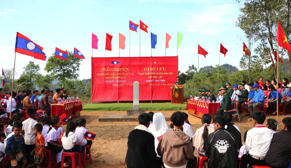 To chuc giao luu huu nghi Thanh thieu nien Viet Nam -Lao tai cot moc o bien gioi. Anh: Dinh Tien