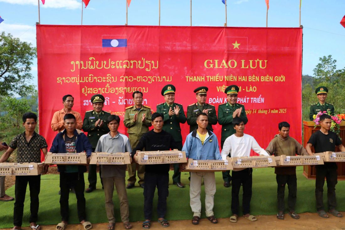 Giving breeding animals to people in border areas in the Border Month program. Photo: Dinh Tien