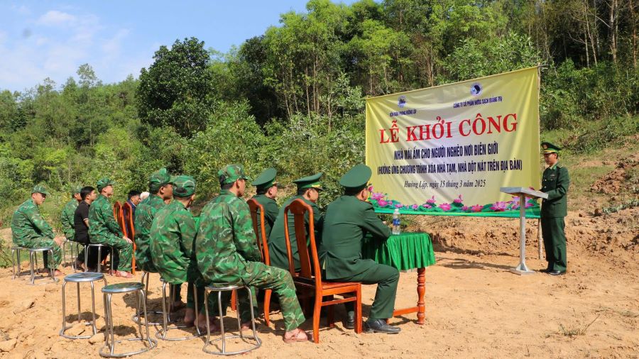 Khoi cong xay dung nha cho nguoi dan co hoan canh kho khan. Anh: Dinh Tien