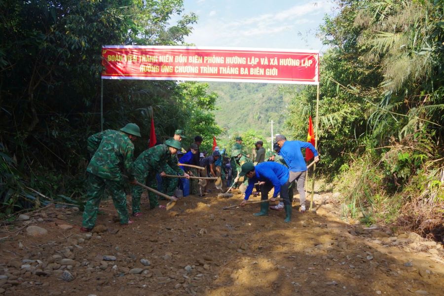 Sua chua duong lien thon giup nguoi dan di lai thuan loi. Anh: Dinh Tien