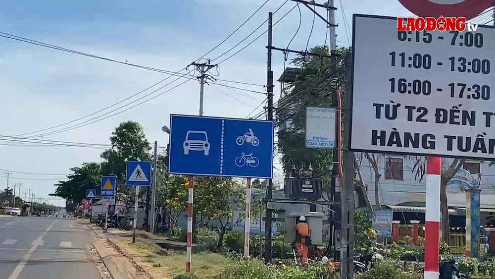Many inadequate signs on National Highway 19. Photo: Thanh Tuan