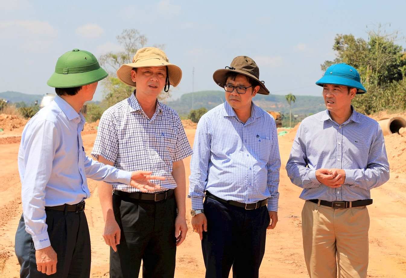 Vice Chairman of Dak Nong Provincial People's Committee (far right) inspected the field, removed difficulties, and promoted the disbursement of public investment capital. Photo: Le Phuoc