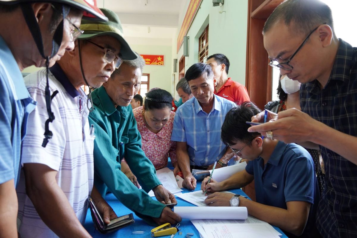 People in Thai Thuy district, Thai Binh province receive compensation and support for site clearance for the CT.08 coastal expressway project. Photo: Nam Hong