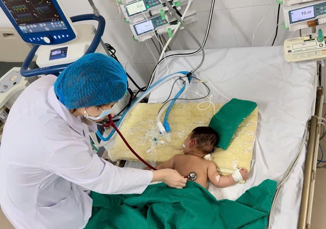 The case of a patient under 1 year old with measles is being treated at the Central Hospital for Tropical Diseases. Photo: Thanh Dang