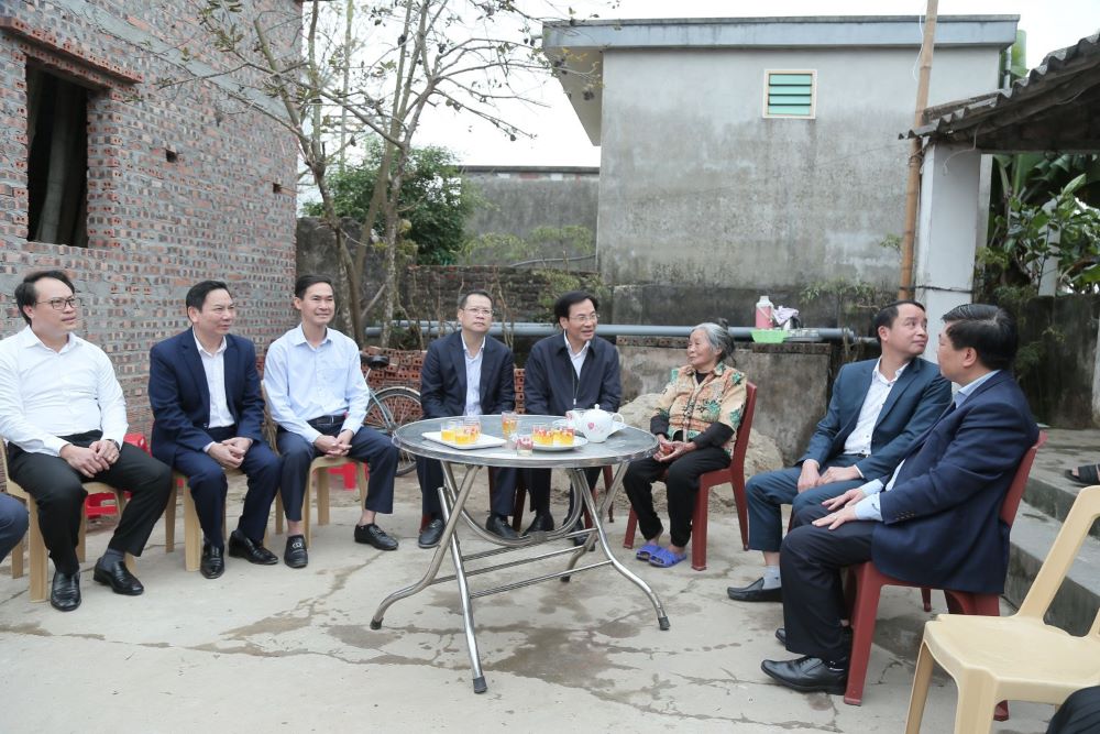 Minister and Head of the Government Office Tran Van Son visited and encouraged the family of Ms. Lai Thi Mau (Kien Xuong district, Thai Binh province) - one of the poor households supported to build houses under the program to eliminate temporary and dilapidated houses in the province. Photo: Thai Binh Provincial Portal
