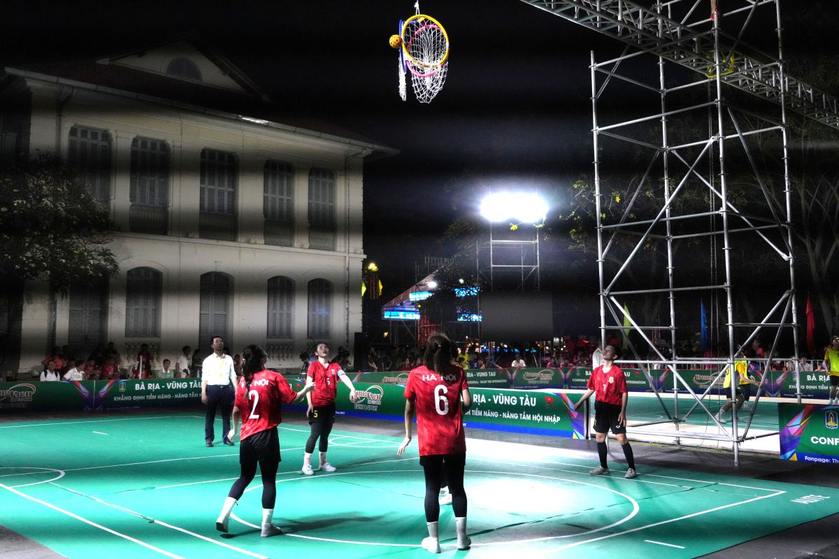 The Hanoi team scored to win the Gold Medal in the mixed-use Hoop event at the 2025 Cau Mau Club Championship. Photo: Thanh An