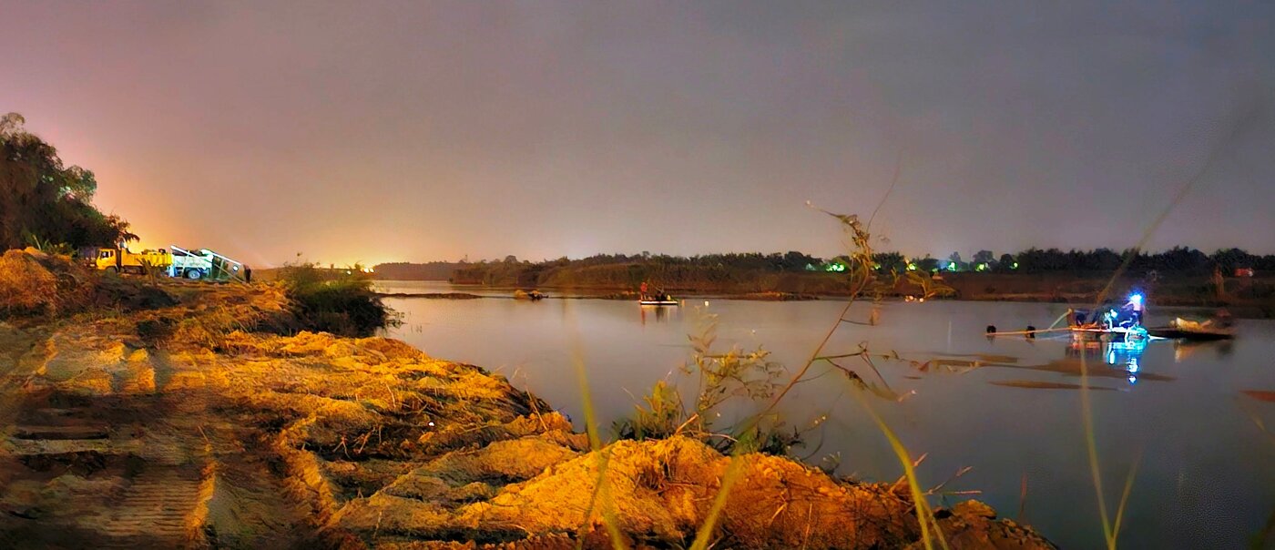 Sand bandits travel day and night on Tra Khuc River