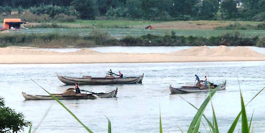 Sand bandits illegally mine sand on the Tra Khuc River, passing through Quang Phu Ward, Quang Ngai City. Photo: Vien Nguyen.