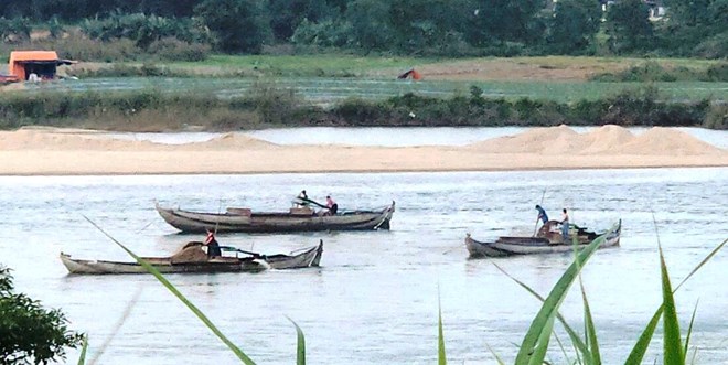 Cát tặc lộng hành cả ngày lẫn đêm trên sông Trà Khúc