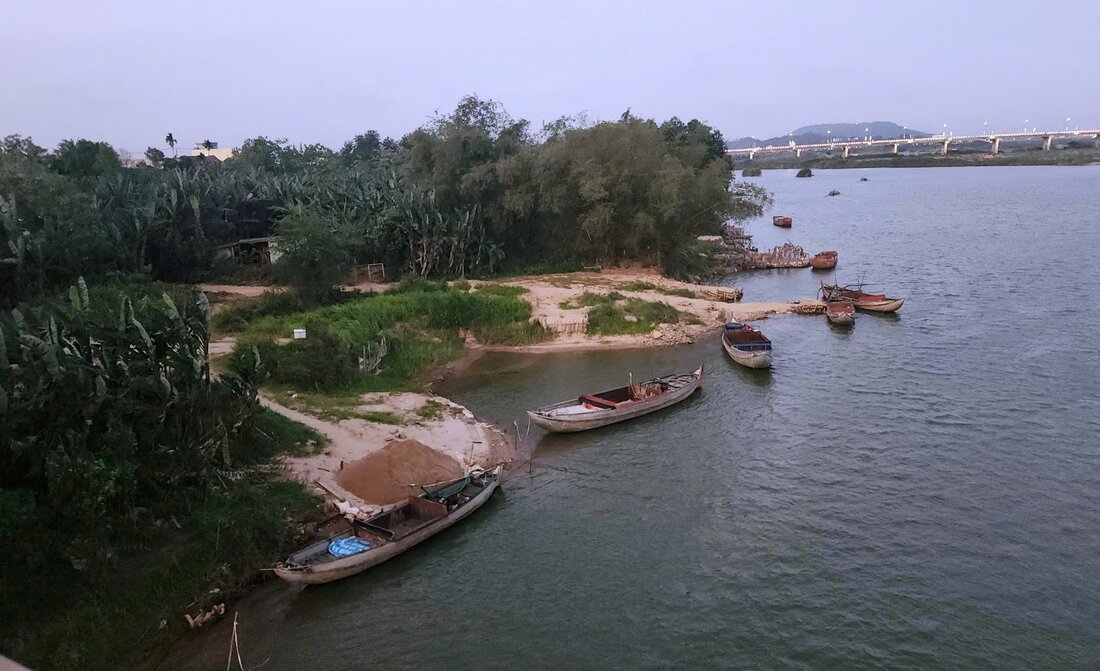 Sand bandits travel day and night on Tra Khuc River