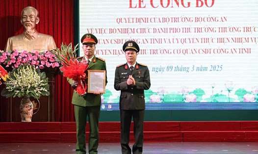 Thượng tá Nguyễn Đức Tiến (trái) - Chánh Văn phòng Cơ quan Cảnh sát điều tra Công an tỉnh Nam Định - nhận quyết định bổ nhiệm. Ảnh: Công an tỉnh Nam Định