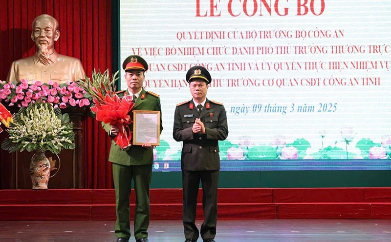 Lieutenant Colonel Nguyen Duc Tien (left) - Chief of Office of the Investigation Police Agency of Nam Dinh Province Police - received the appointment decision. Photo: Nam Dinh Provincial Police