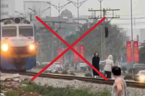 Playing on the railway is a dangerous behavior, which can be punished with up to 3 years in prison. Photo: Cut from clip