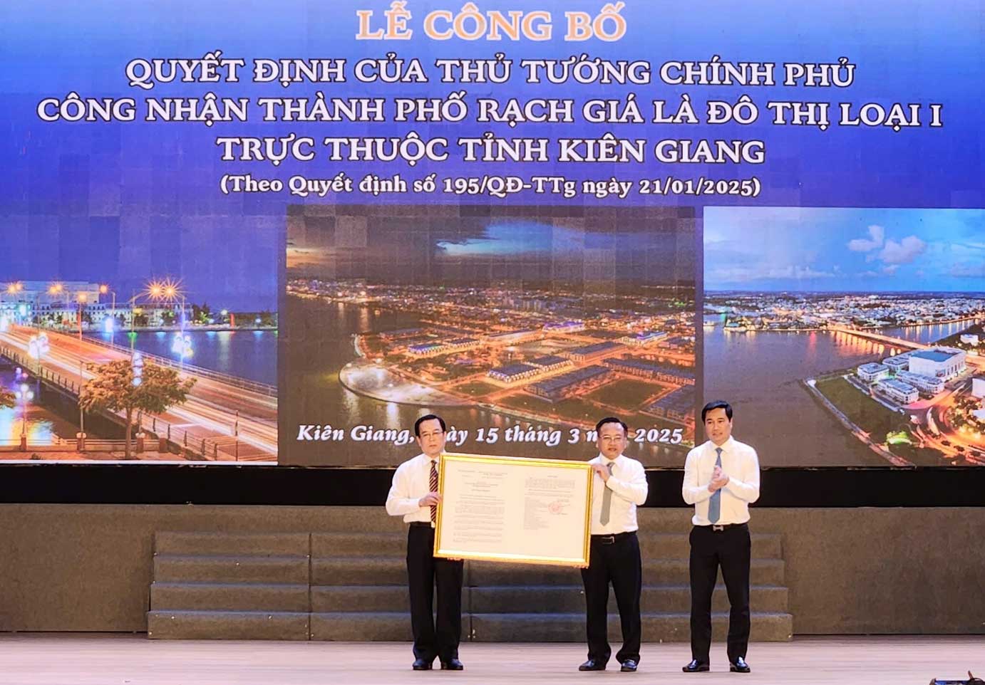 TP Rach Gia don nhan Quyet dinh do thi loai 1. Anh: Xuan Nhi