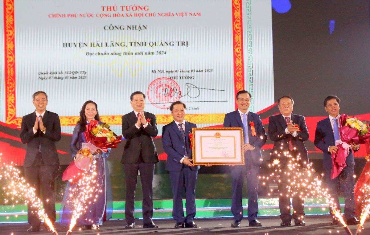 El distrito de Hai Lang recibio un certificado de reconocimiento del nuevo estandar rural del distrito en 2024. Foto: Tien Nhat