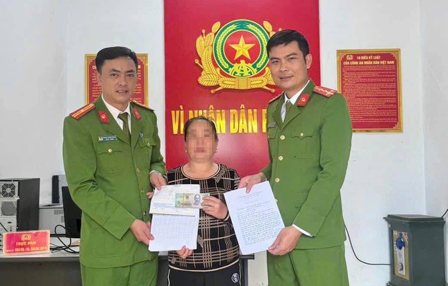 Binh Son Commune Police returned the money and assets to Ms. Ph who was lost. Photo: Nghe An Police