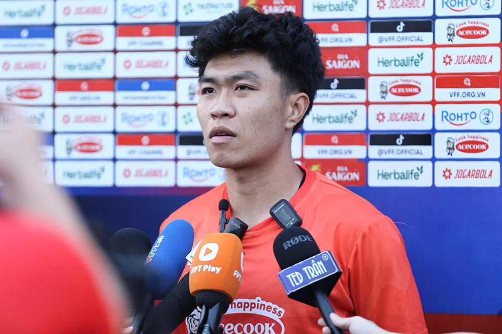 Center back Ly Duc answered an interview during the afternoon session of the Vietnam team on March 15. Photo: Thanh Vu