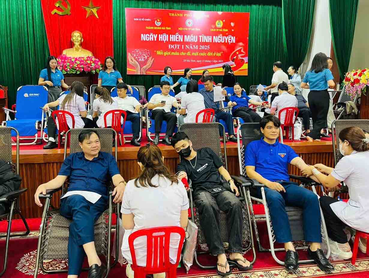 Volunteers in Ha Tinh City participated in blood donation. Photo: Tran Tuan