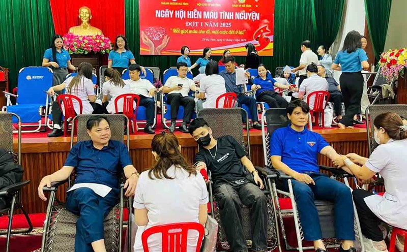 Volunteers in Ha Tinh City participated in blood donation. Photo: Tran Tuan