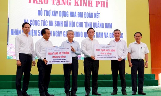Lãnh đạo Đà Nẵng trao 16 tỉ đồng hỗ trợ Quảng Nam xóa nhà tạm và xây nhà Đại đoàn kết. Ảnh: Trường An