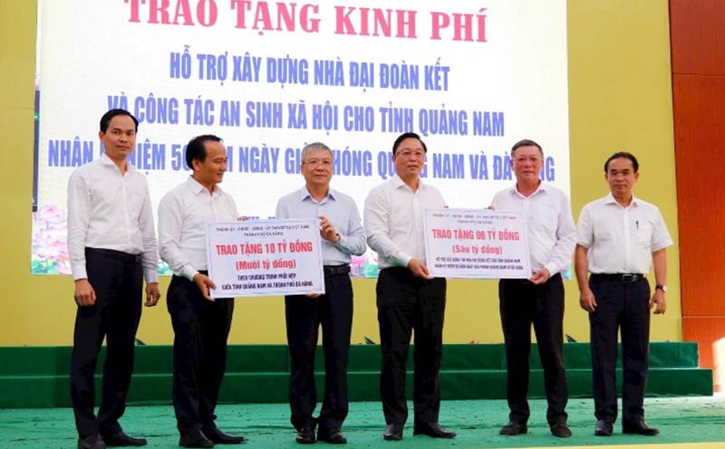 Da Nang leaders presented 16 billion VND to support Quang Nam in eliminating temporary houses and building a Great Unity house. Photo: Truong An