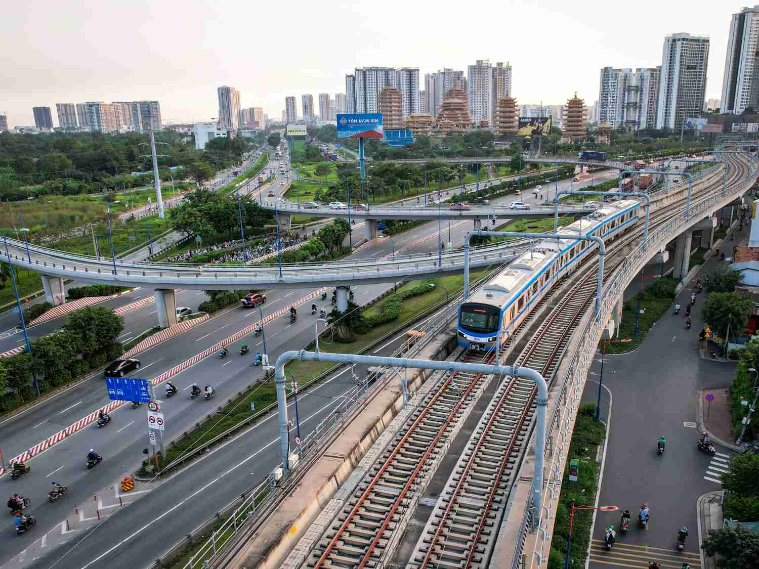 Tuyến Metro số 1 (Bến Thành - Suối Tiên) qua TP Thủ Đức.  Ảnh: Anh Tú