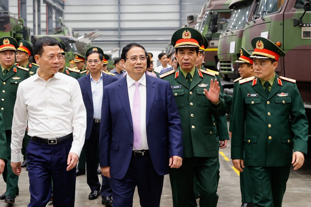 Politburo member and Prime Minister Pham Minh Chinh emphasized the task of building specific policies, especially for the defense industry to continue to develop breakthroughly. Photo: VGP