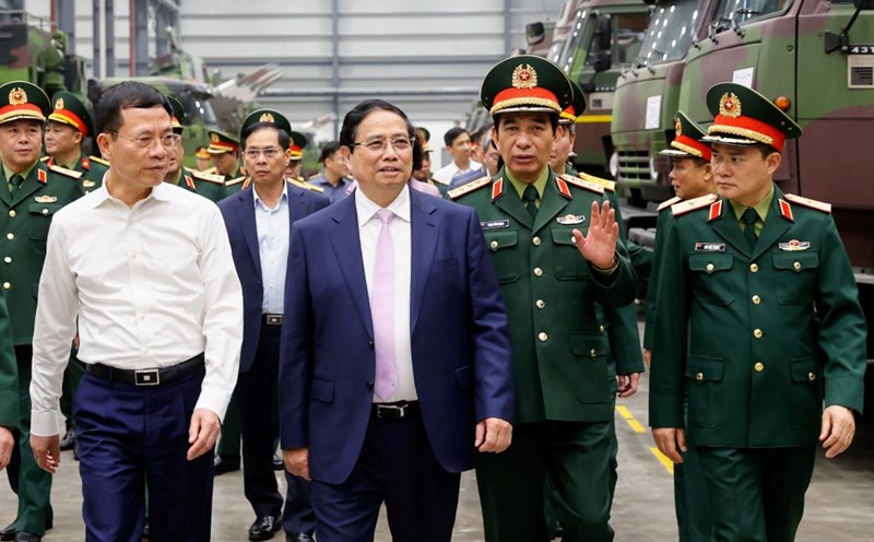 Politburo member and Prime Minister Pham Minh Chinh emphasized the task of building specific policies, especially for the defense industry to continue to develop breakthroughly. Photo: VGP