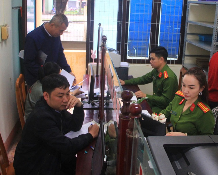 People come to do procedures at the Dong Phu Ward Police headquarters. Photo: Van Son