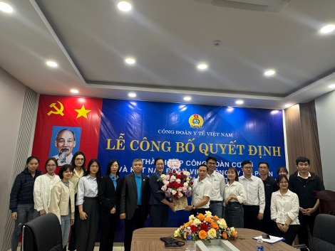 The leaders of the Vietnam Health Trade Union congratulated the newly established grassroots union executive committee. Photo: Le Thi Thuong