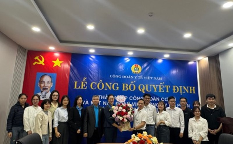 The leaders of the Vietnam Health Trade Union congratulated the newly established grassroots union executive committee. Photo: Le Thi Thuong