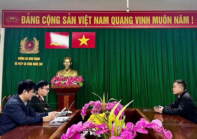 Trước đó, Công an Hà Tĩnh làm việc với ông Trần Danh T và xử phạt người này 7,5 triệu đồng do bình luận khiếm nhã về sáp nhập tỉnh. Ảnh: Công an Hà Tĩnh. 