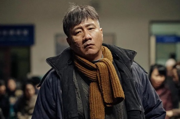 Actor Ho Quan in the movie "Bac Thuong" features Bai Lu. Photo: Cut from the film