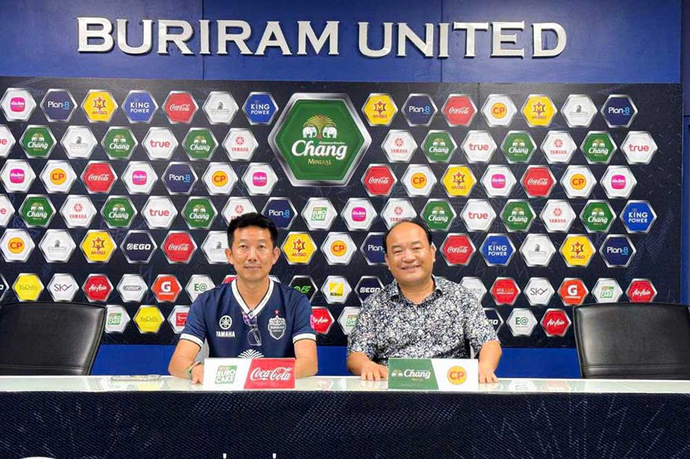 Chairman of Truong Tuoi Binh Phuoc team - Mr. Pham Huong Son (right) came to Thailand to exchange experiences with Buriram United club. Photo: Le Binh
