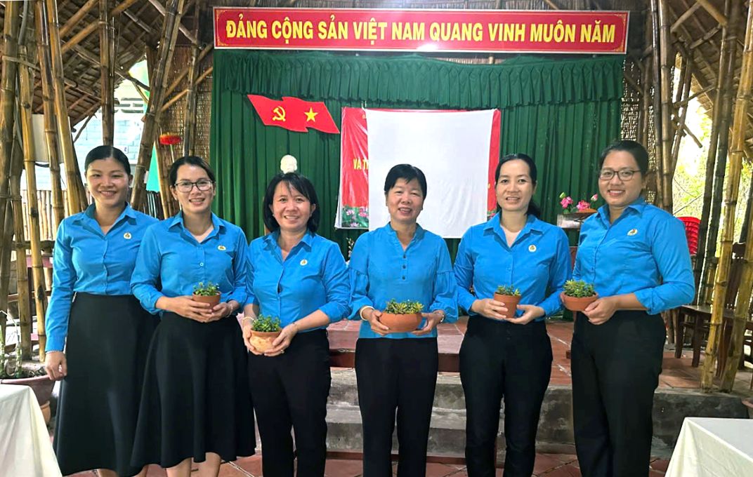 Trương Thị Thùy Linh (bìa trái) tặng quà cho Đảng viên trong đợt sinh hoạt Đảng định kỳ hàng tháng tại di tích Xẻo Quýt. Ảnh: NVCC