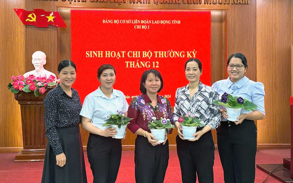 Trương Thị Thùy Linh (bìa trái ảnh) tặng quà cho Đảng viên có câu trả lời đúng tại buổi sinh hoạt Đảng hàng tháng. Ảnh: NVCC.