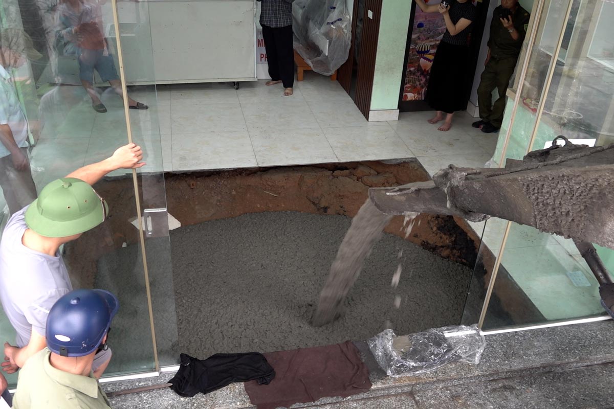 People in Nam Son 2 area, Cam Son ward, Cam Pham city, Quang Ninh proactively pump concrete to reinforce the project when many sinkholes appear around. Photo: Doan Hung