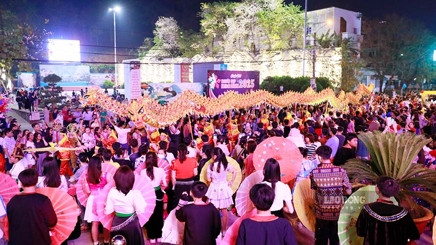 A large number of people and tourists participated in the street parade in Dien Bien. Photo: Quang Dat.