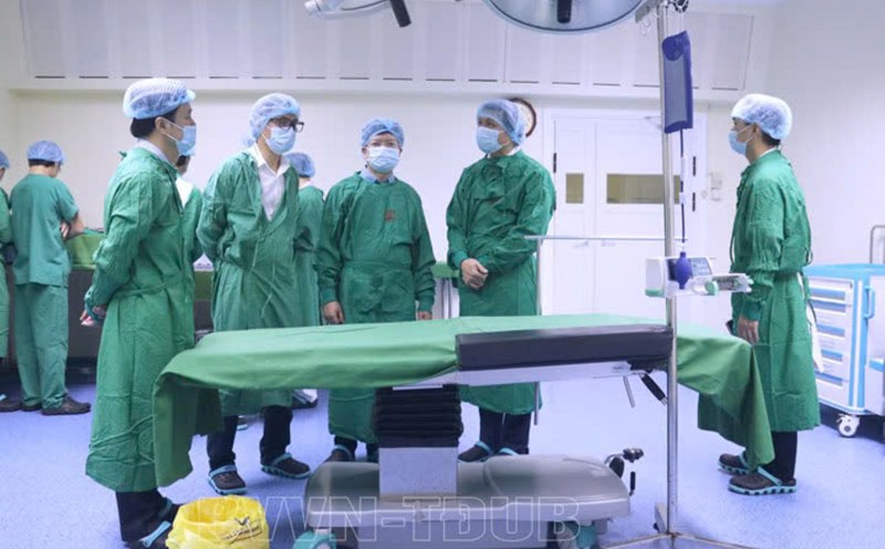 The Ministry of Health's appraisal team inspected the facilities and equipment at the Surgery - Anesthesia and Resuscitation Area, Vietnam - Sweden Uong Bi Hospital. This will be the first provincial hospital in the country to perform kidney transplants. Photo: Vietnam - Sweden Uong Bi Hospital